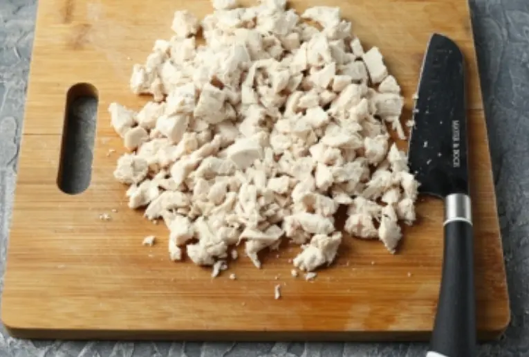 Порезать курицу на кубики и добавить к картошке с грибами и луком.