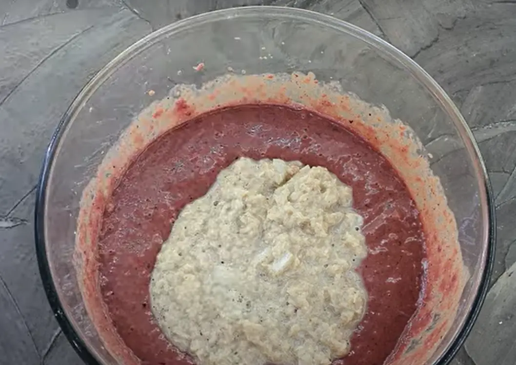 лук очистить, пропустить через мясорубку, добавить к печени