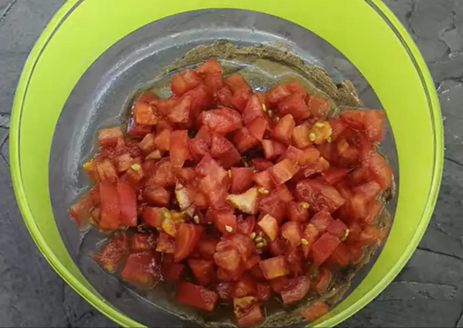 снять кожуру с помидор и нарезать кубиками
