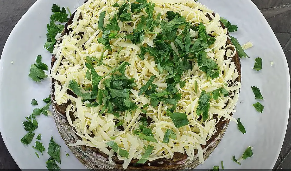 аккуратно убрать разъемное кольцо, украсить зеленью и сыром,