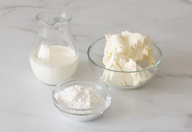 Подготовьте и отвесьте продукты для крема чиз.