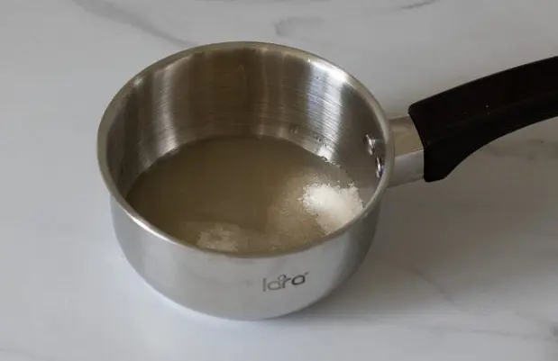Сахар залейте водой и доведите до кипения.