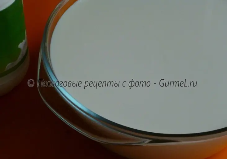 Вливаем в кефир молоко, перемешиваем. Ставим молоко для сквашивания.