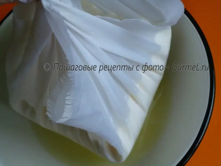 Даём сыворотке стечь, подвешивая творог над миской, если будете использовать сыворотку,