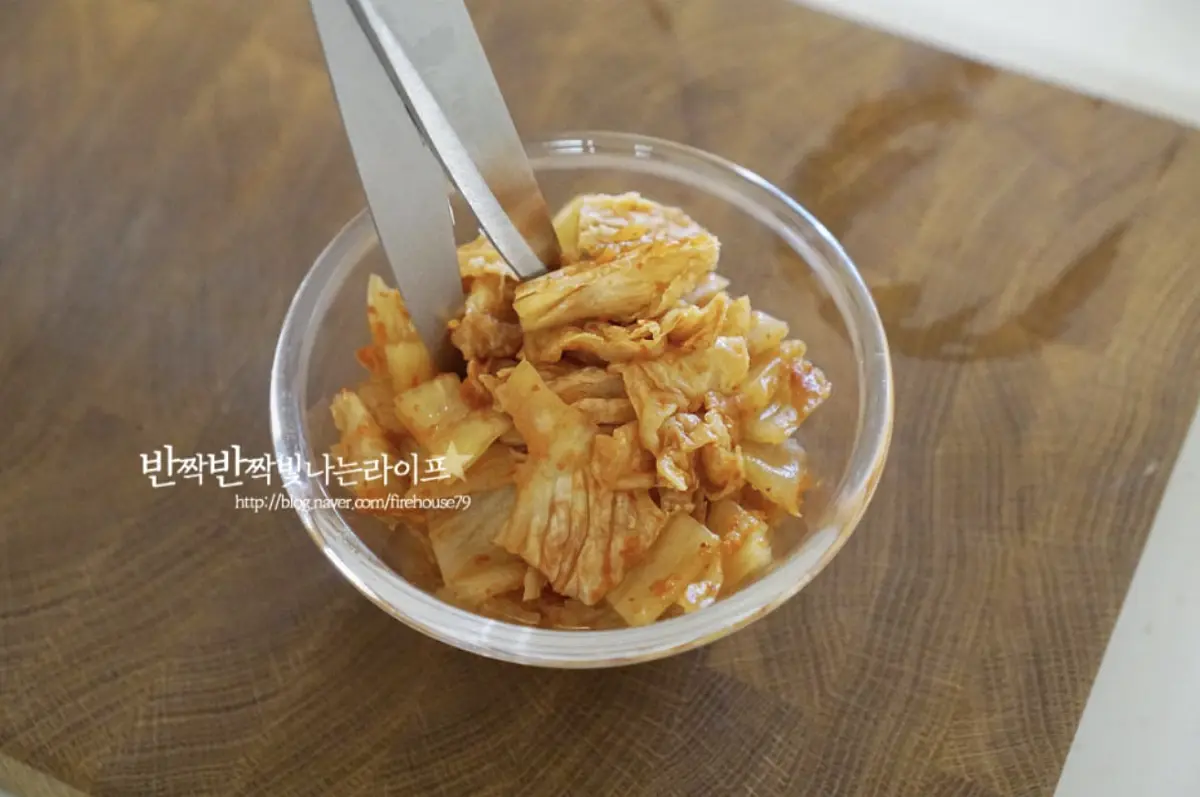 잘익은 신김치 묵은지는 김칫소를 덜어내고 한 입 크기로 잘라줍니다.
