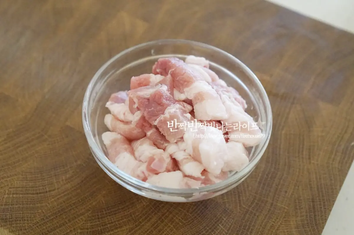먹고 남은 삼겹살 한 줄 꺼내어 한 입 크기로 잘라서 넣었습니다.