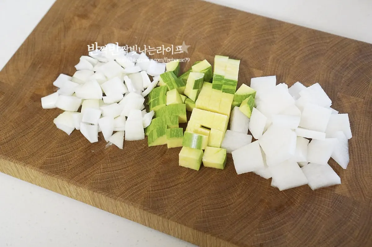 양파와 애호박은 사방 1cm 정도의 크기로 한입에 떠서 먹기 좋게 잘라줍니다.