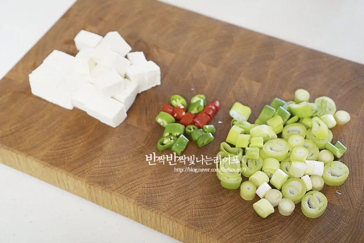 두부도 1~1.5cm로 깍둑썰고 고추와 대파는 송송 썰었습니다.