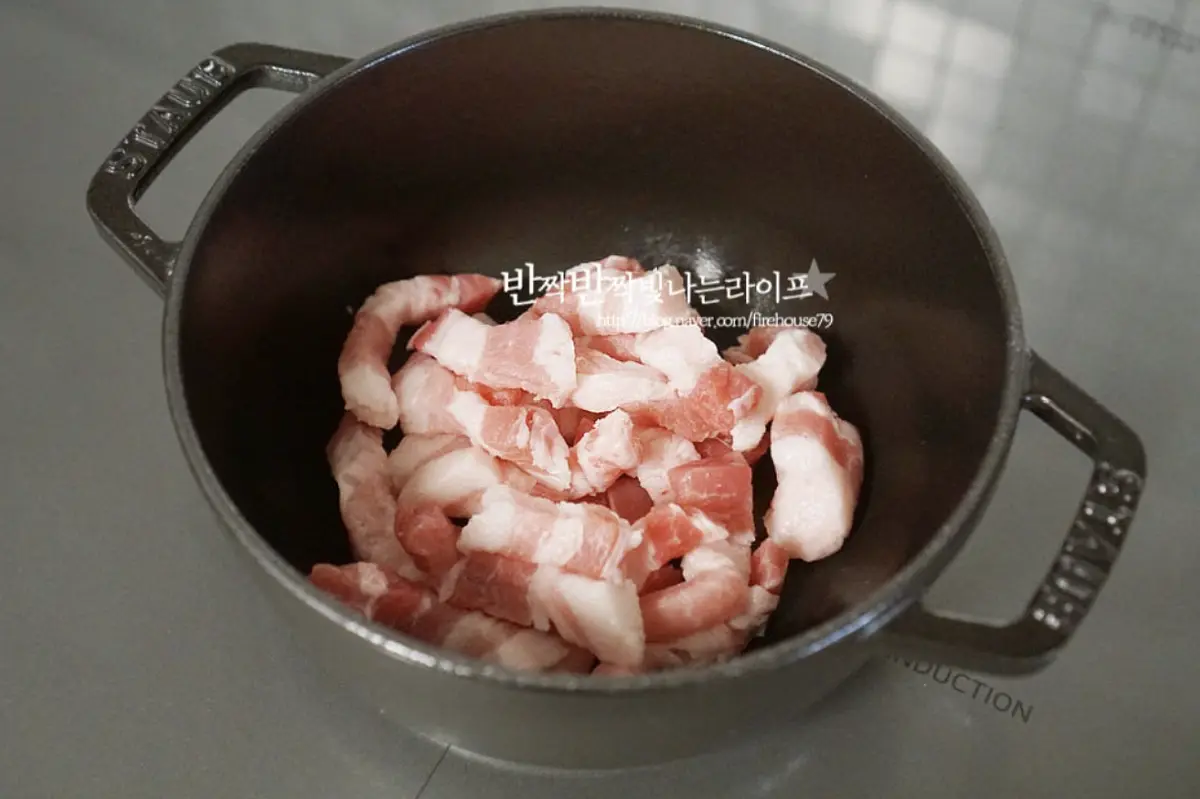 달군 냄비에 돼지고기를 넣고 볶아줍니다.