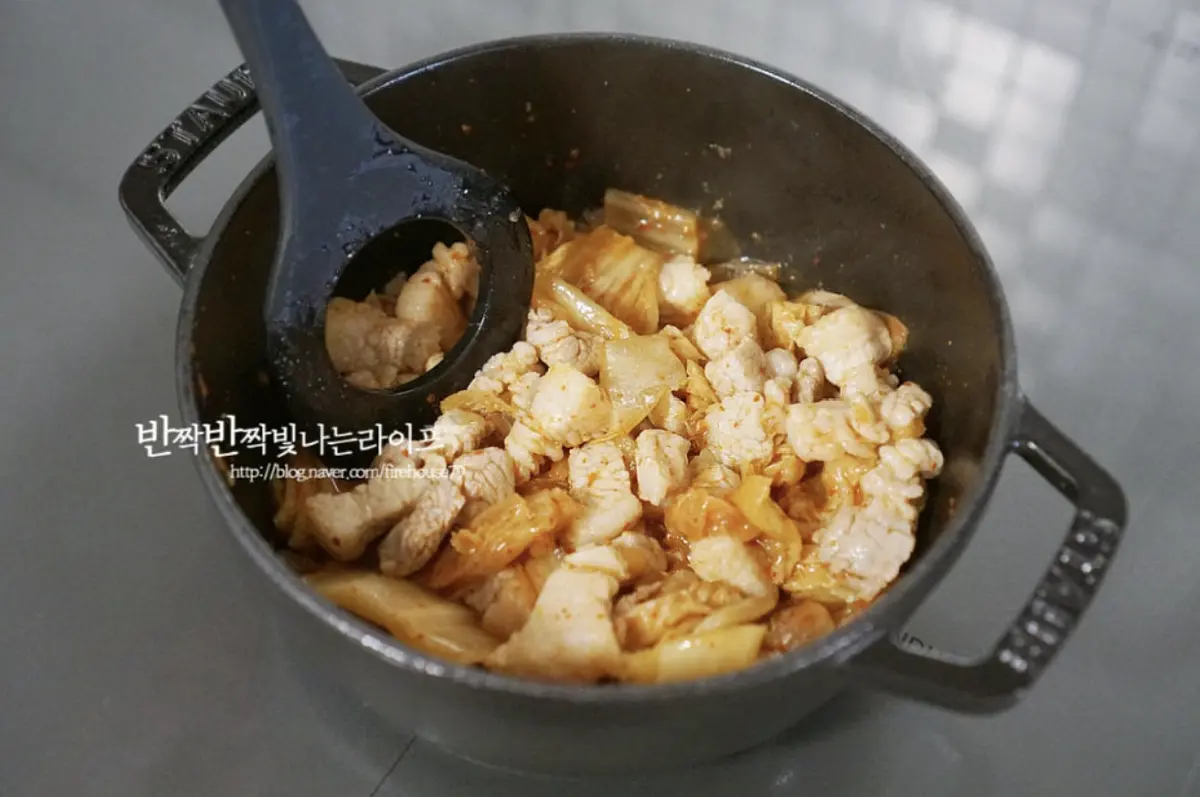 표면이 색이 변하고 익으면 김치를 넣고 함께 볶아줍니다.