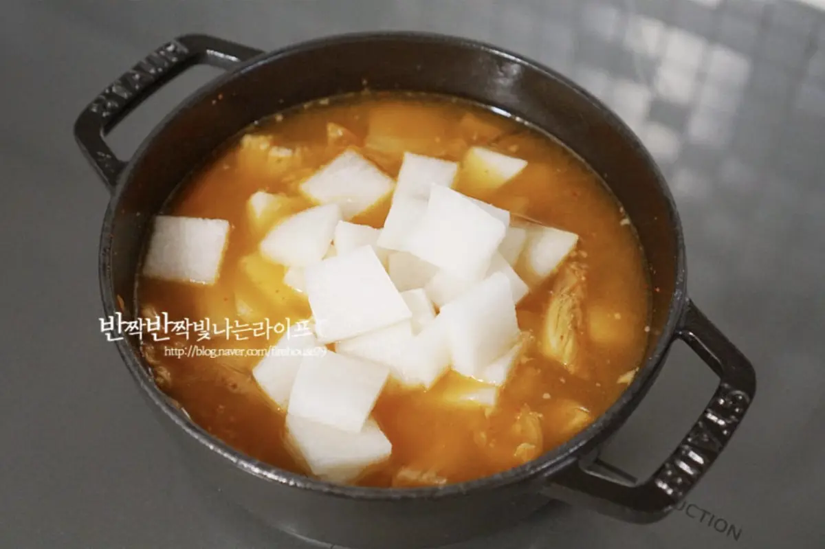 무도 함께 넣고 한소끔 끓여줍니다.