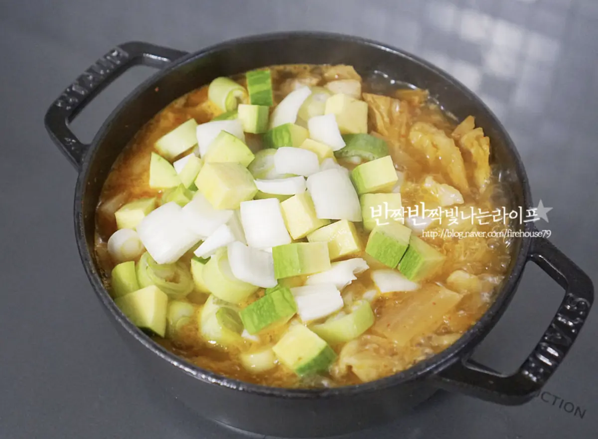 무가 절반 이상 익으면 애호박과 양파, 대파를 넣어줍니다.