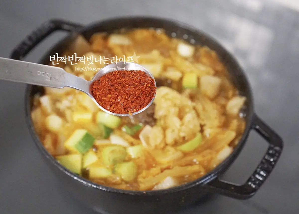 채소가 익으면서 끓어오르면 된장 1 큰 술, 고춧가루 1 작은 술 다진 마늘 1/2 큰 술 넣어줍니다.