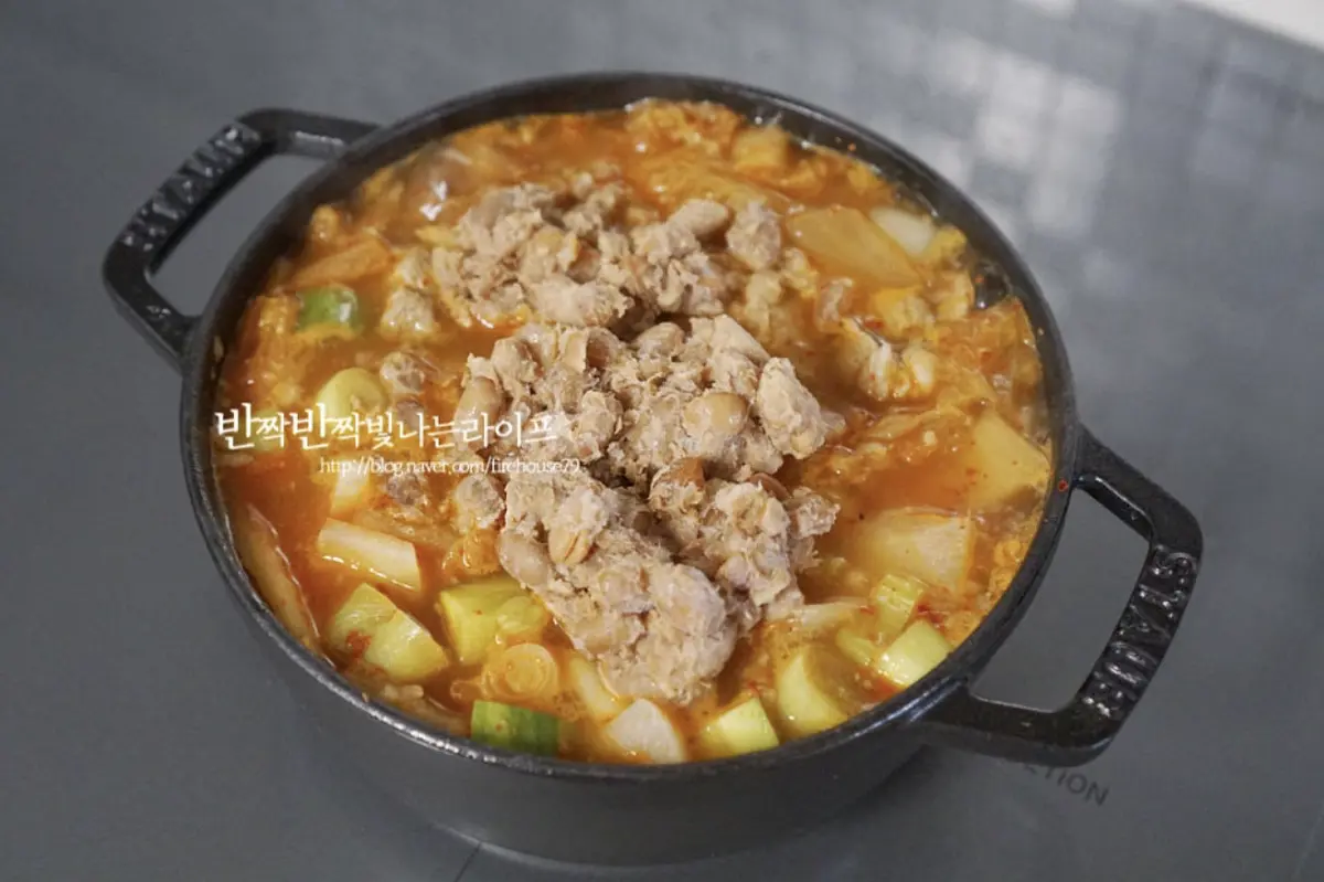 양념이 뭉치지 않게 풀어가며 끓여주고 거의 다 익으면 청국장을 넣어줍니다.