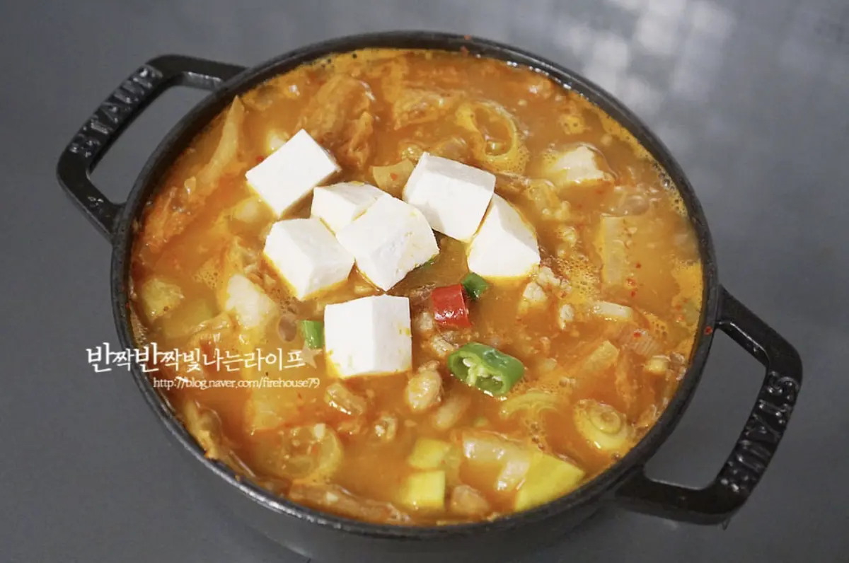 끓어오르면 두부와 고추를 넣고 마무리해요.
