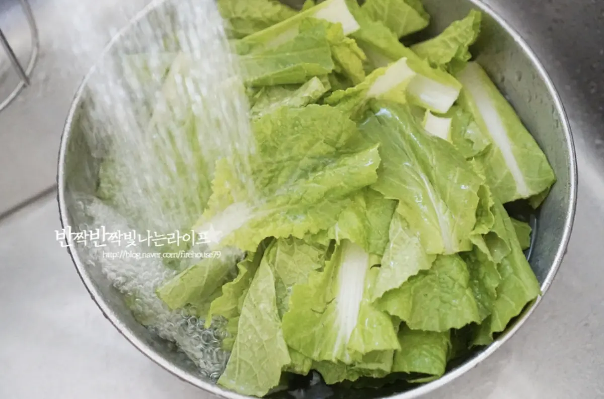 길이에 따라 한입에 먹기 좋게 잘라서 흐르는 물에 여러 번 헹구어 씻어 세척 후 물기를 털어 체에 밭쳐둡니다.