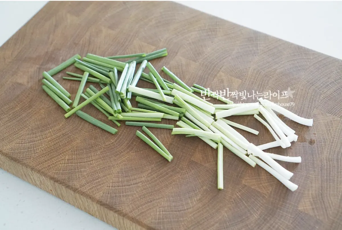 함께 곁들일 쪽파는 4cm 길이로 잘라줍니다.