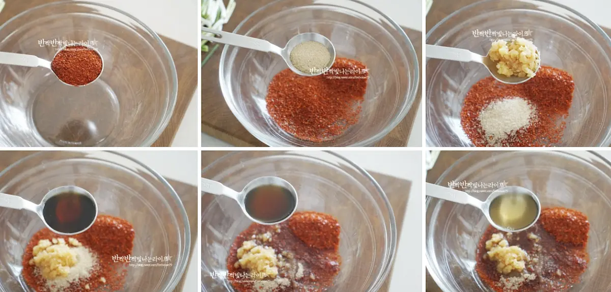 고춧가루 2 큰 술 듬뿍, 액젓 2 큰 술, 황설탕 1/2 큰 술, 매실액 2/3 큰 술, 식초 1/2~1 큰 술, 간 마늘 2/3 큰 술, 간생강 약간을 넣어줍니다.