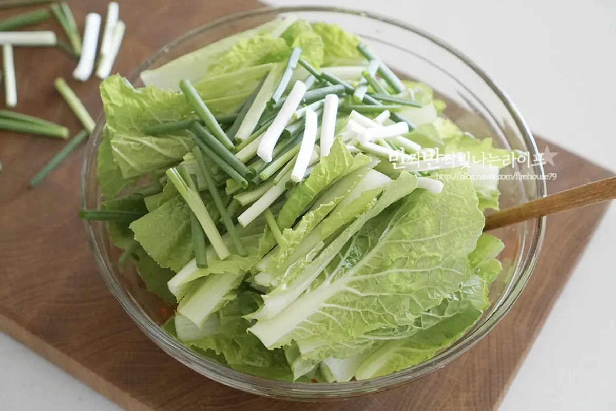 손질해둔 얼갈이배추와 쪽파를 넣어요.