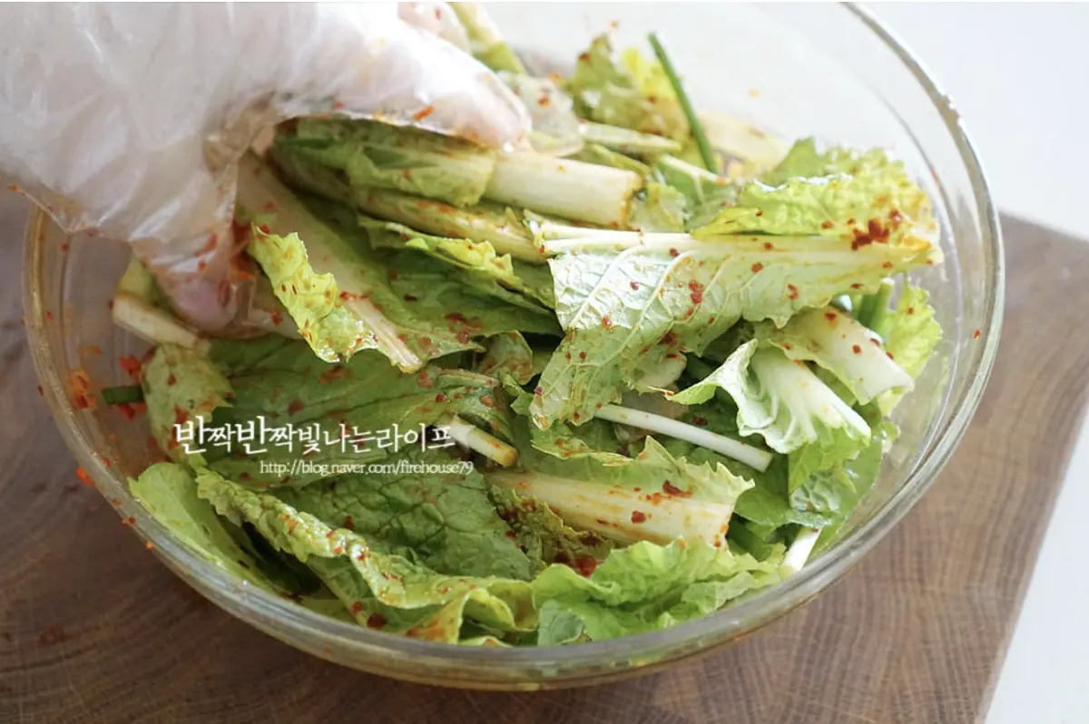 양념이 어우러지도록 살짝 버무려줍니다.