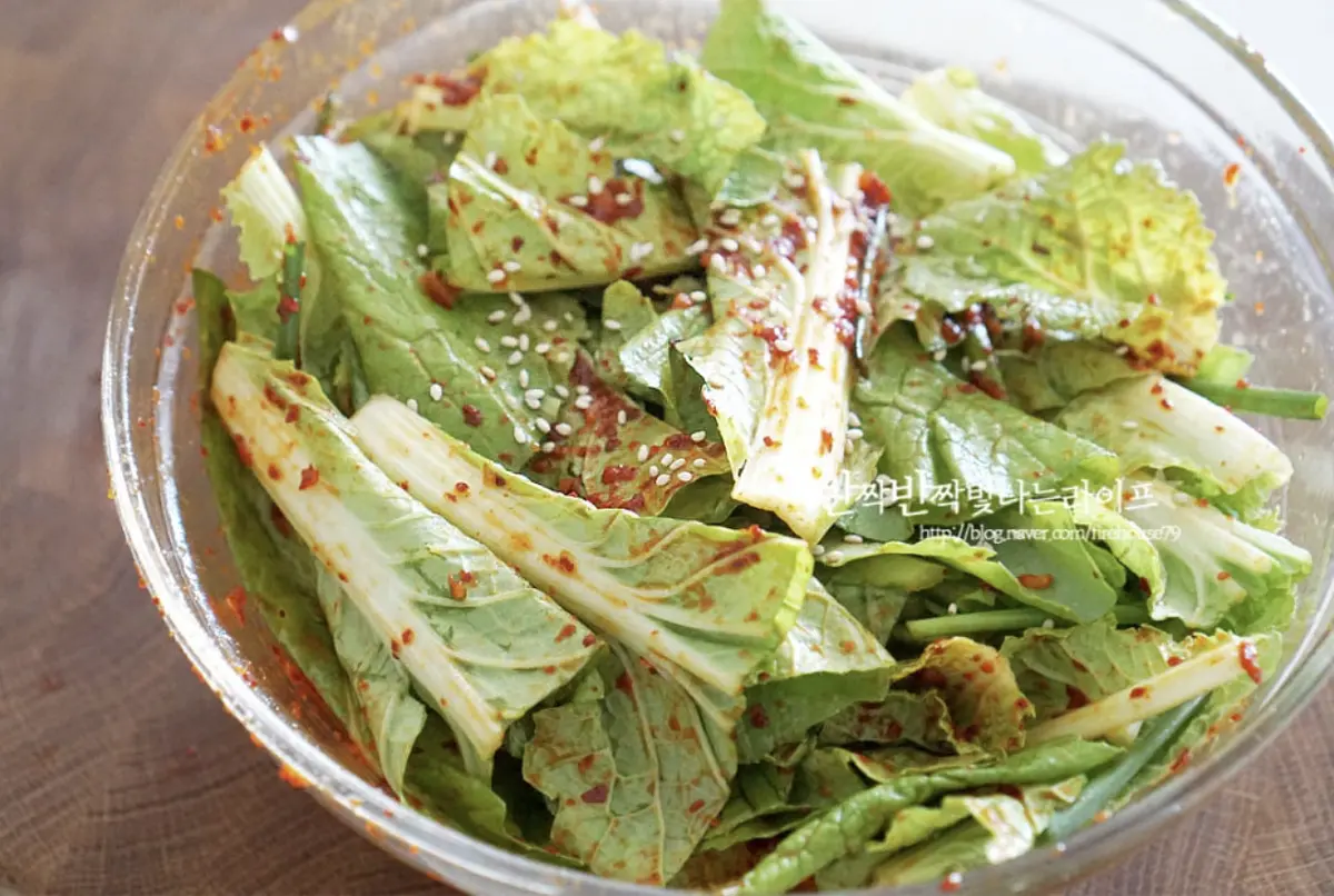 바로 먹기 때문에 참기름 1 큰 술, 통깨 약간 뿌려 고소한 향미를 더해 마무리해요.