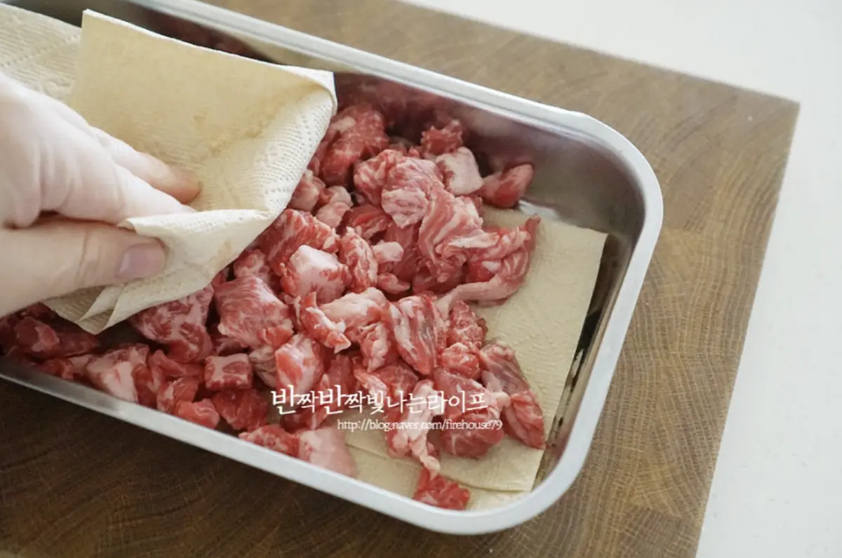 누린내없이 깔끔한 맛을 내기 위해 핏물을 제거해줍니다.