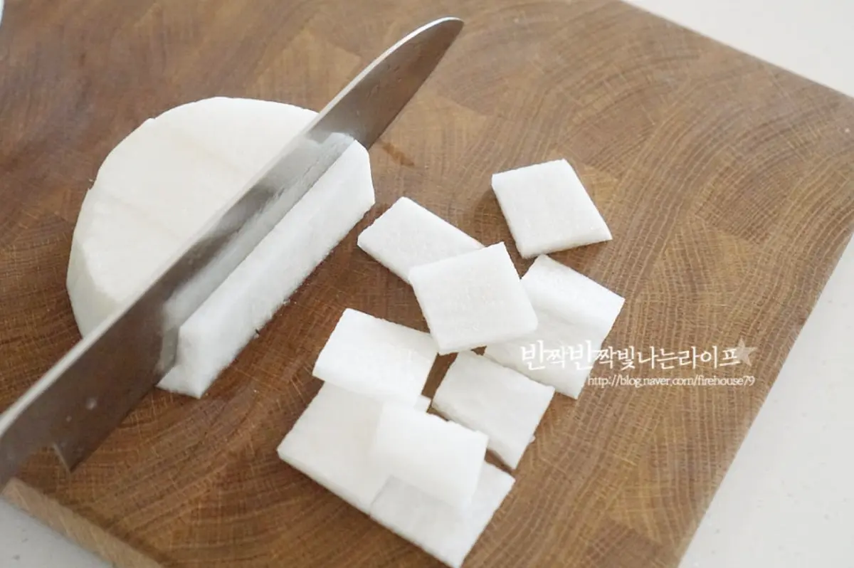 무는 나박썰기 해줍니다.