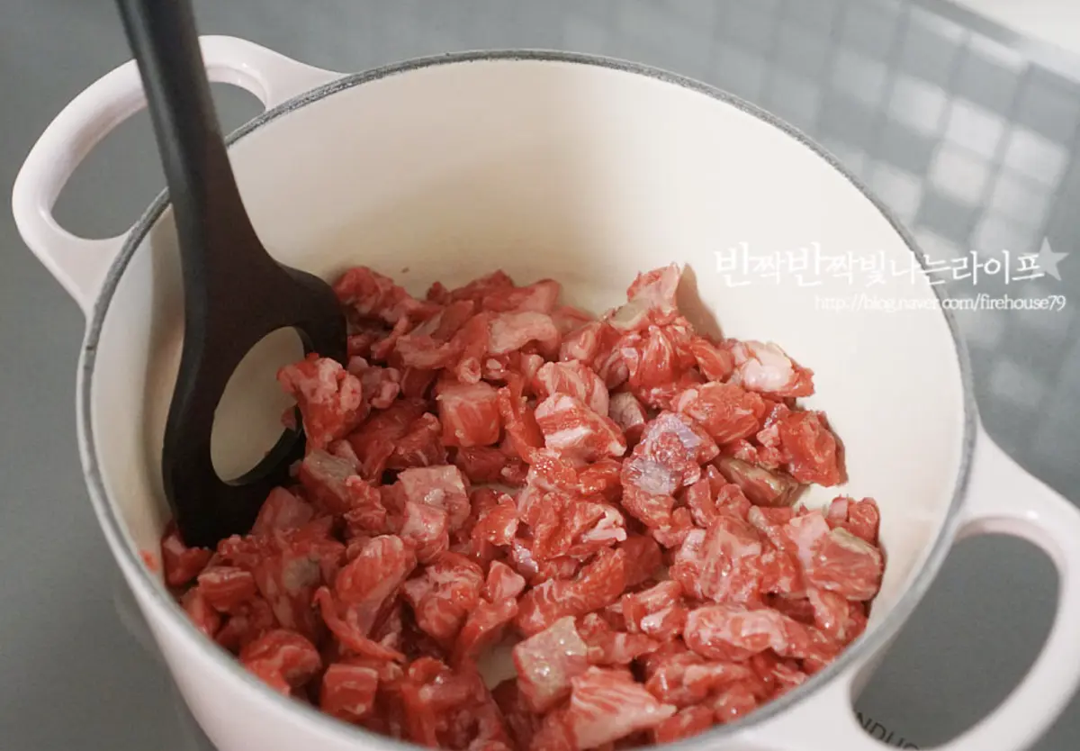 냄비에 참기름 1큰술 넉넉히 두르고 소고기를 볶아줍니다.