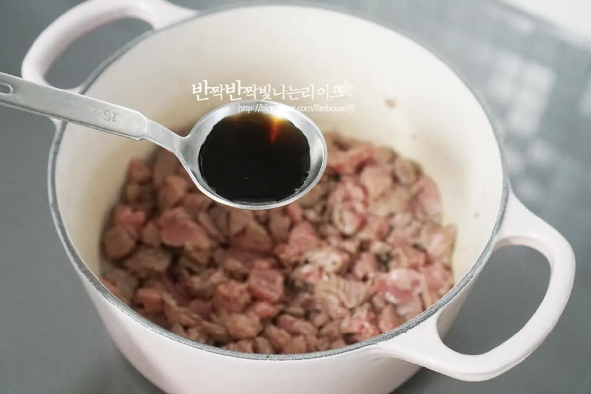 표면이 익으면 국간장 1큰술을 넣어주고 양념이 어우러지도록 가볍게 2분 정도 볶아줍니다.