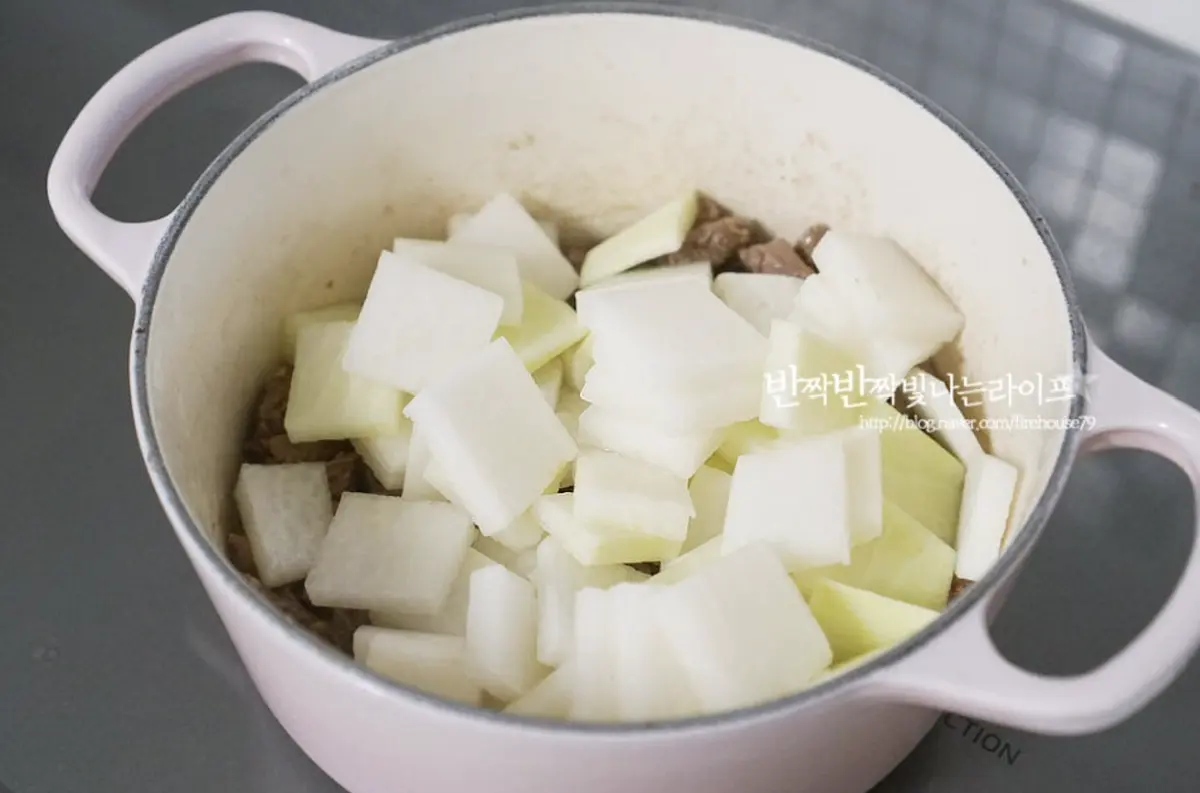 나박하게 썬 무도 넣어줍니다.