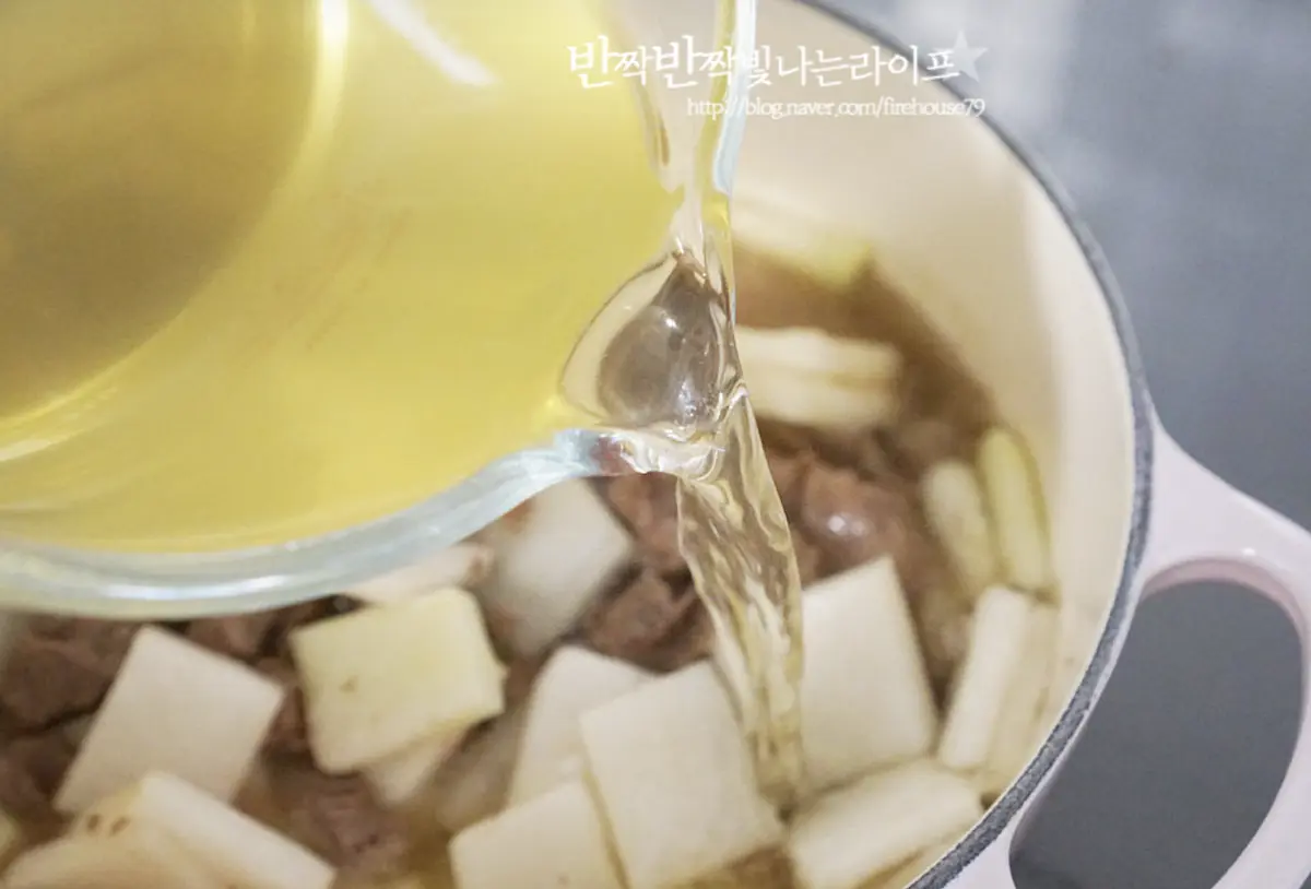 살짝 볶으면 무가 약간 투명해지는데 그럼 우려둔 멸치 다시마육수를 부어줍니다.