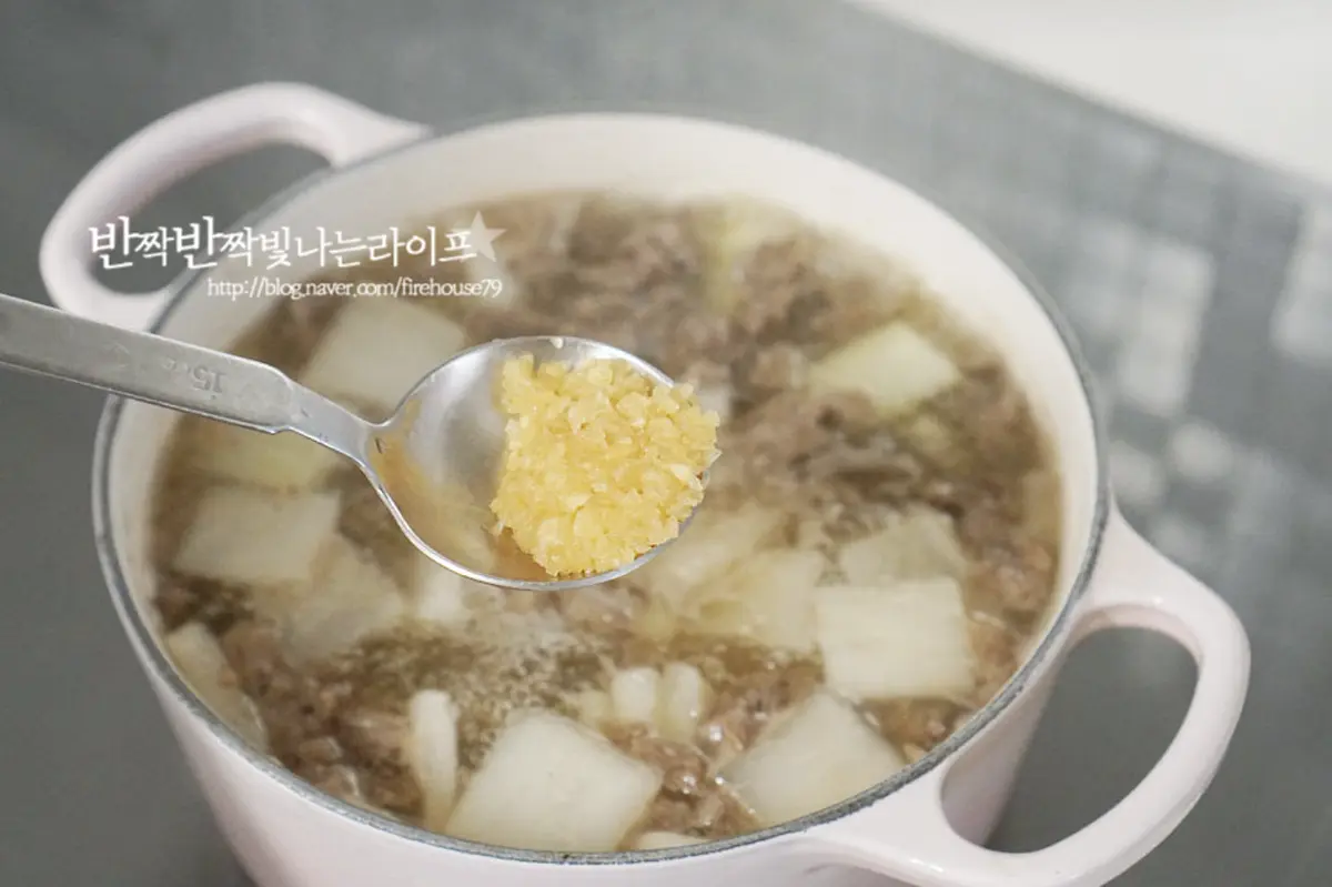 참치액 1큰술, 다진마늘 1/2큰술을 넣어줍니다.