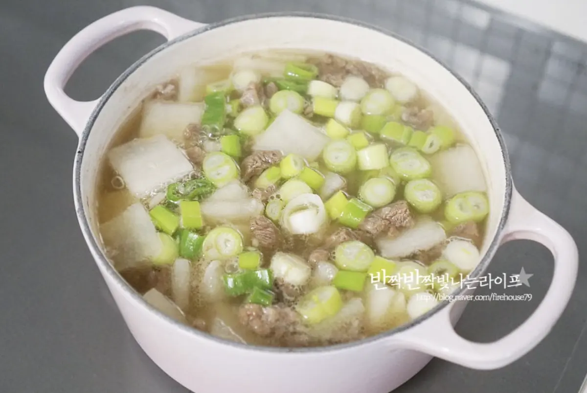 먹기좋게 익으면 부족한 간은 소금으로 더해주고 대파를 넣고 마무리합니다.