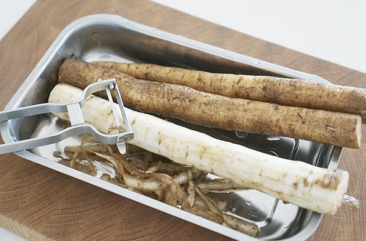 우엉은 먼저 껍질을 벗겨 손질해줍니다.