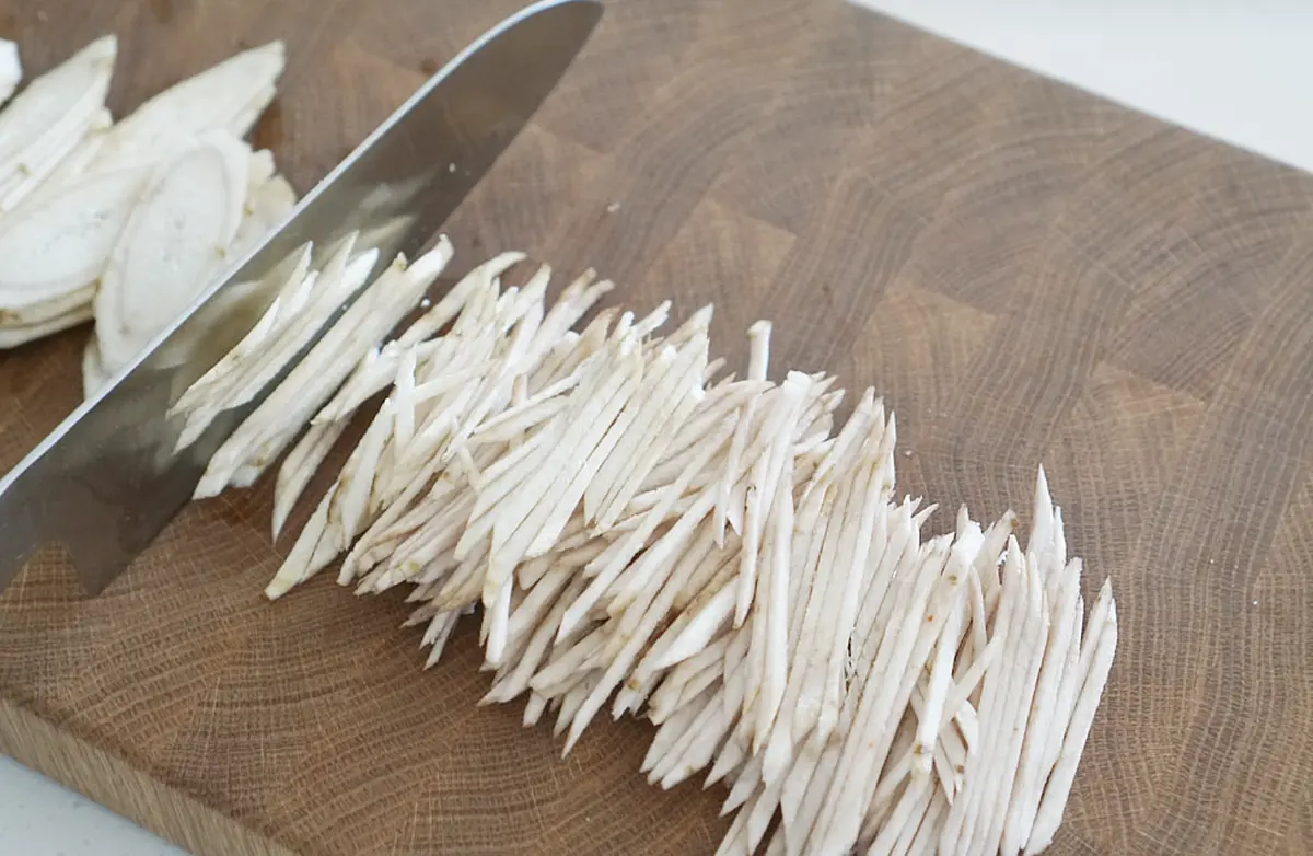 일정한 두께로 채를 썰어줍니다.