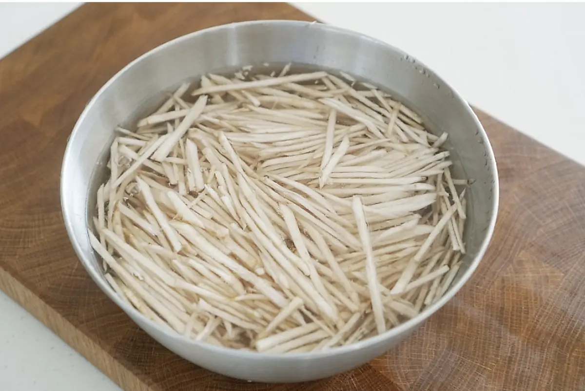 가볍게 물에 담가 3~4번 헹구어주었습니다.