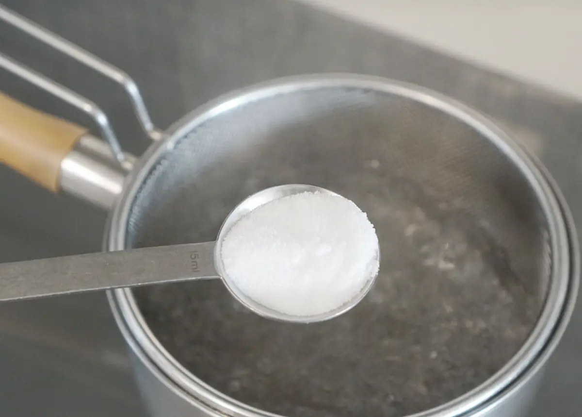 넉넉하게 잠길 정도로 냄비에 물을 붓고 600g 기준 소금 2큰술, 식초 1큰술을 넣어줍니다.