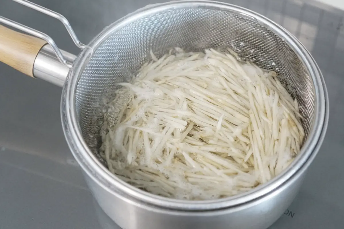 데친 뒤 불순물을 가볍게 헹구어 물기를 털어줍니다.