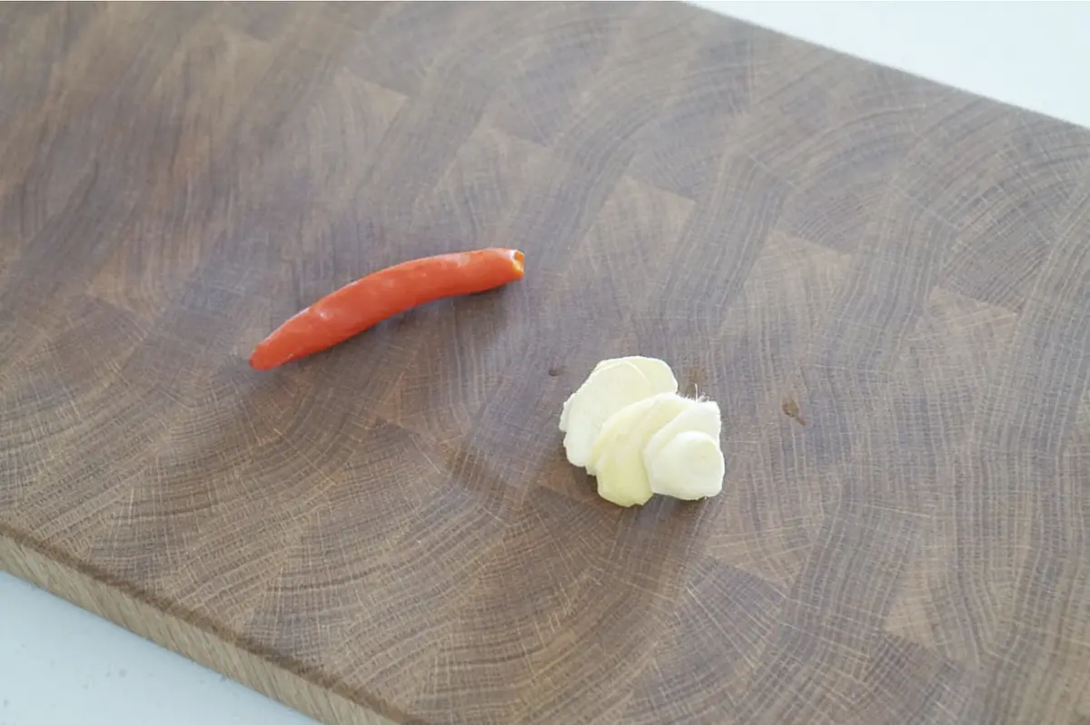 매콤한 풍미를 더해 맛을 살려주는 청양고추는 어슷하게 썰고생강은 편으로 잘라줍니다.