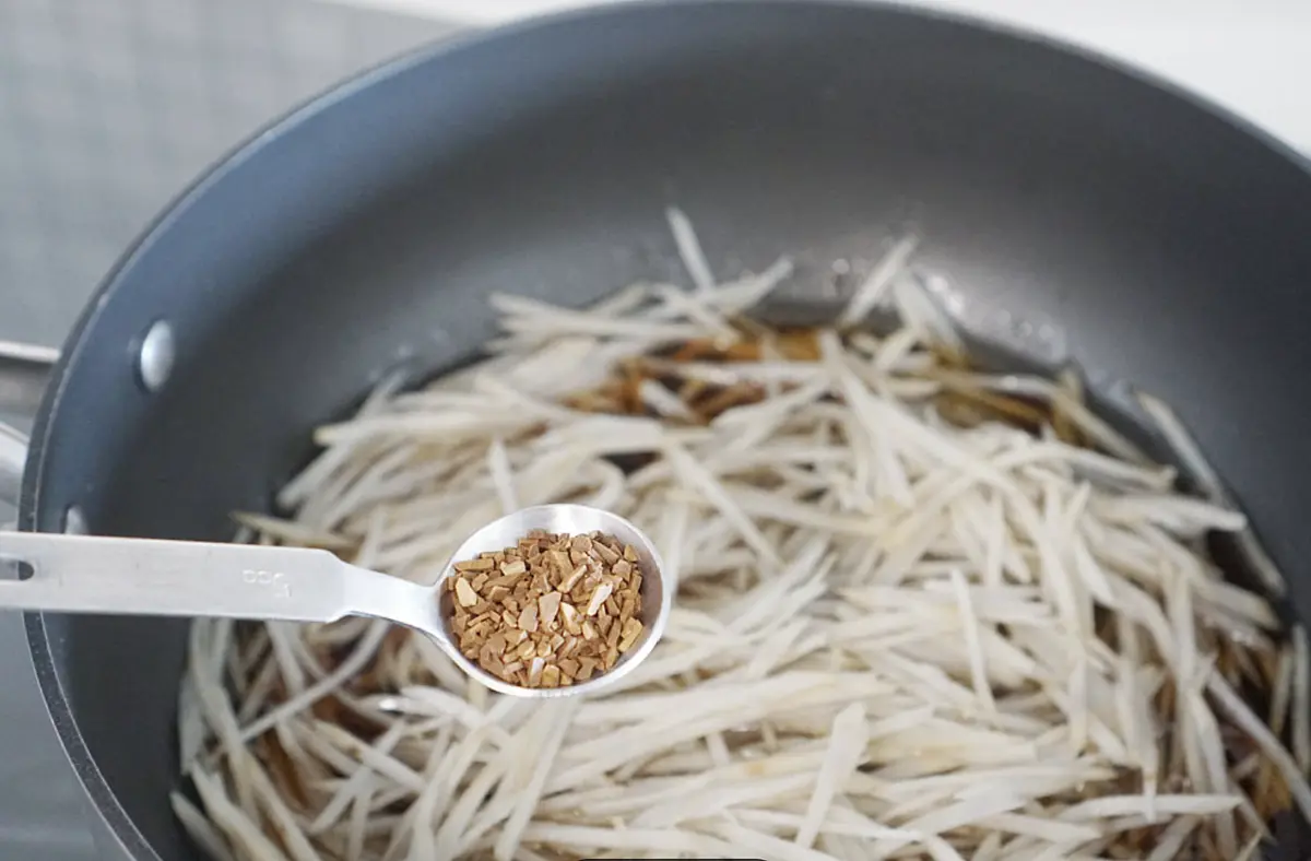 전처리한 우엉을 넣고 커피가루 1작은술도 함께 넣어줍니다.