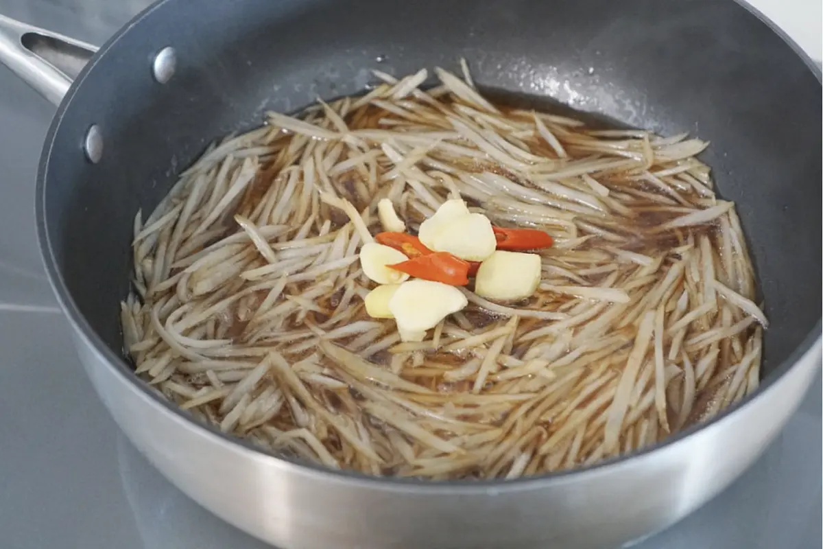 청양고추와 생강 같이 넣어줍니다.