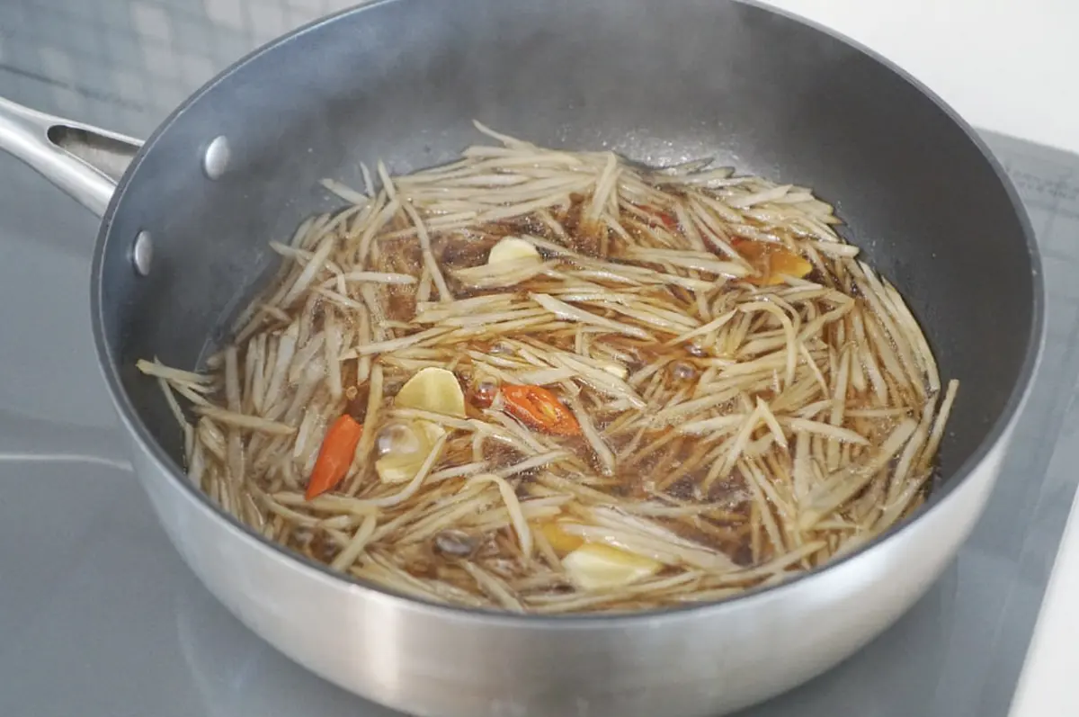 센불로 졸여줍니다.