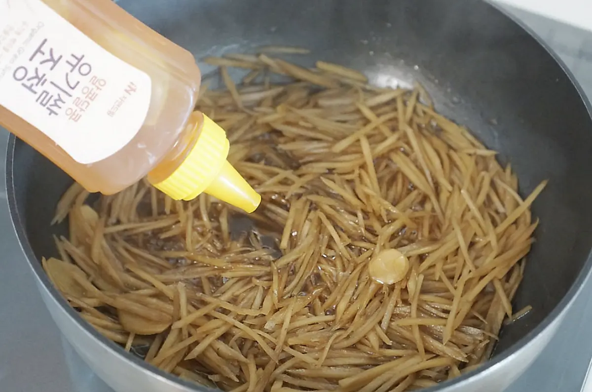 조림장이 1/3정도 남으면 물엿 또는 조청 1/2컵을 넣어줍니다.