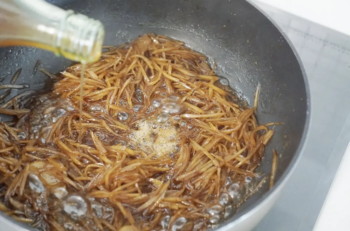 7~8분 졸이다가 수분이 거의 날아가면 불을 끄고 참기름 2큰술을 넣고 마무리합니다.