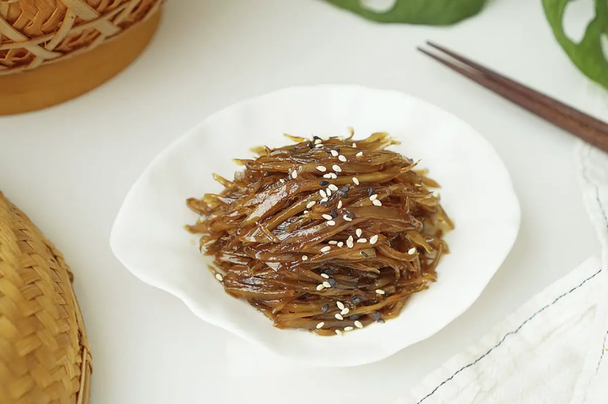 달콤 짭짤한 우엉조림은 식감과 향이 맛이 좋아 반찬으로 집어먹기도 좋고 김밥 만들 때 속재료로 활용해도 맛이 좋아요.