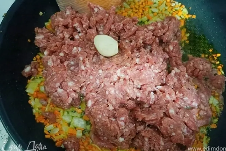 Обжарить в течение нескольких минут. Затем влить вино.