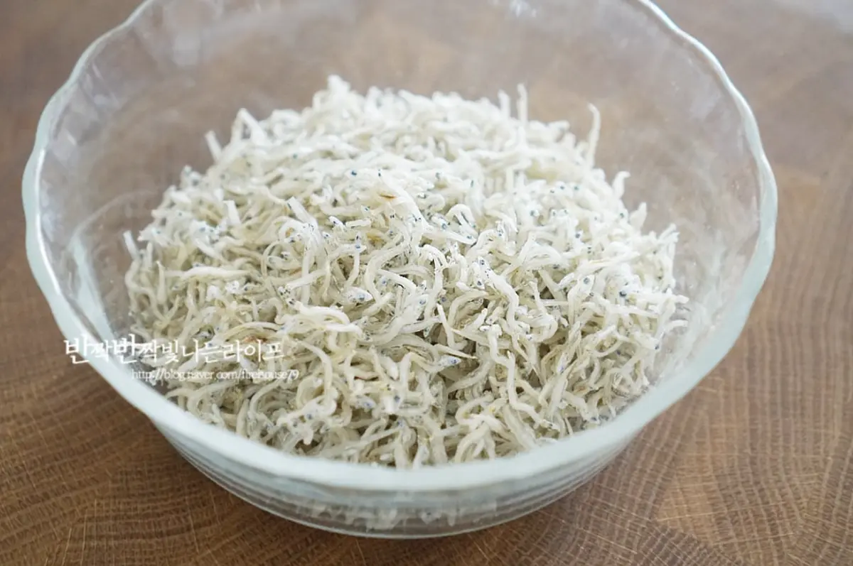 반찬으로 먹기 좋은 작은 크기의 잔멸치를 준비했어요