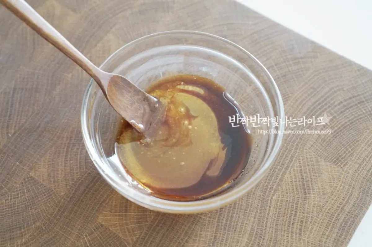 깊은 볼에 진간장 1 큰 술, 황설탕 1/2 큰 술 물엿 또는 조청 2 큰 술을 넣고 뭉침 없이 섞일 수 있도록 풀어줍니다.