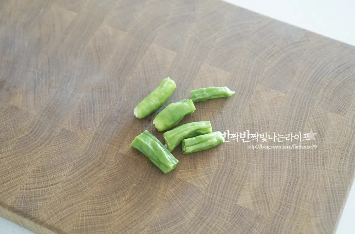 꽈리고추를 큼직하게 썰어 향을 더해주었습니다.