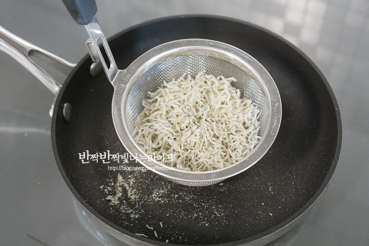 타지 않게 약불에서 살짝 볶아 눅눅함과 비린내를 잡아준 뒤 체에 밭쳐 잔가루를 털어줍니다.